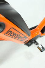 Lade das Bild in den Galerie-Viewer, Nordseerad E-Bike Kompakt 20 Zoll Detailansicht von oben auf Batterie